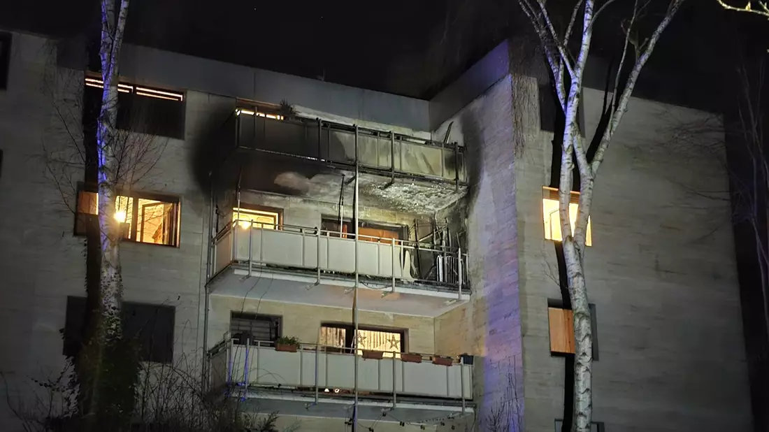 FW Bergheim: Feuerwehr löscht Balkonbrand in Mehrfamilienhaus in Bergheim Mehrere Personen evakuiert - Niemand verletzt - Bild: presseportal.de