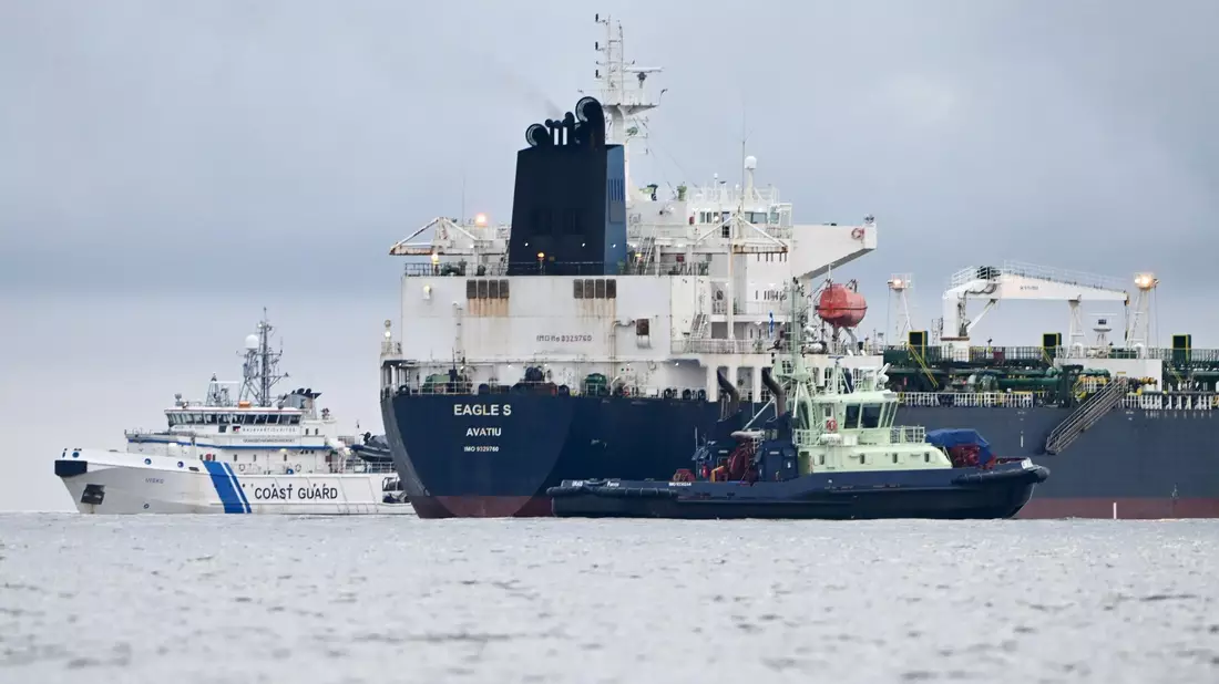 Der Öltanker «Eagle S» soll in einen Hafen gebracht werden.  - Bild: Jussi Nukari/Lehtikuva/dpa