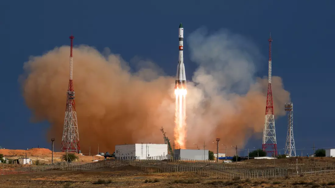 Vom russischen Weltraumbahnhof in Baikonur (Kasachstan) fliegen immer wieder Kosmonauten und Astronauten gemeinsam zur ISS. (Archivbild) - Bild: Ivan Timoshenko/Roscosmos space corporation/AP