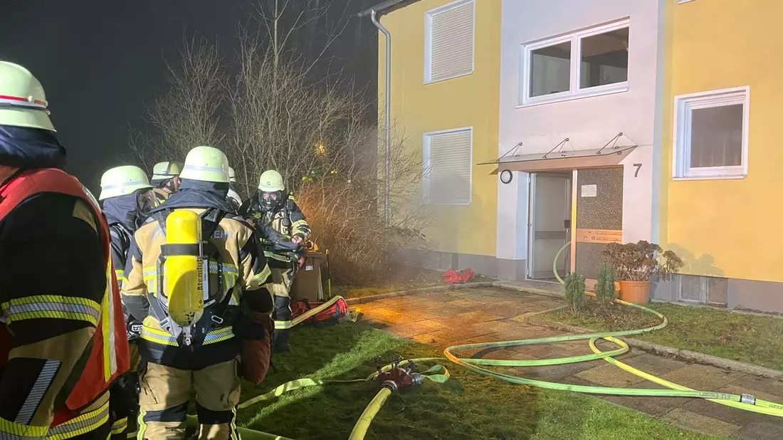 FW-E: Kellerbrand in einem Mehrfamilienhaus - ein Anwohner verletzt - Bild: presseportal.de