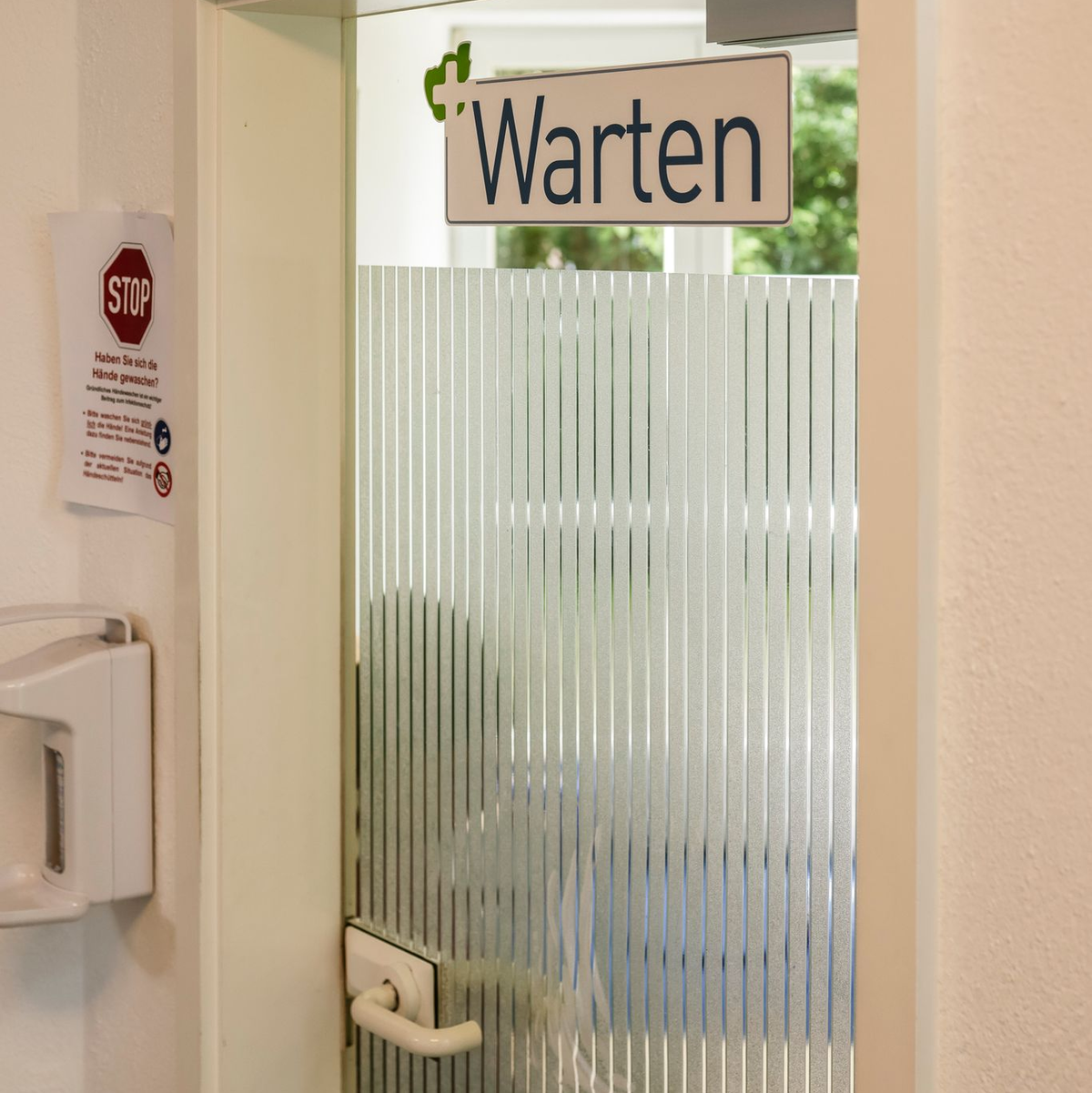 Warten heißt es erst mal in vielen Praxen. - Foto: Frank Molter/dpa