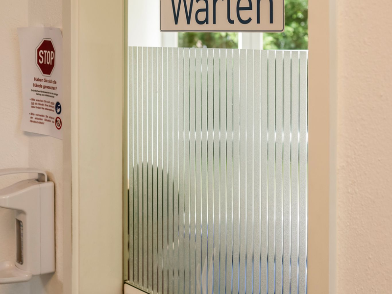 Warten heißt es erst mal in vielen Praxen. - Foto: Frank Molter/dpa