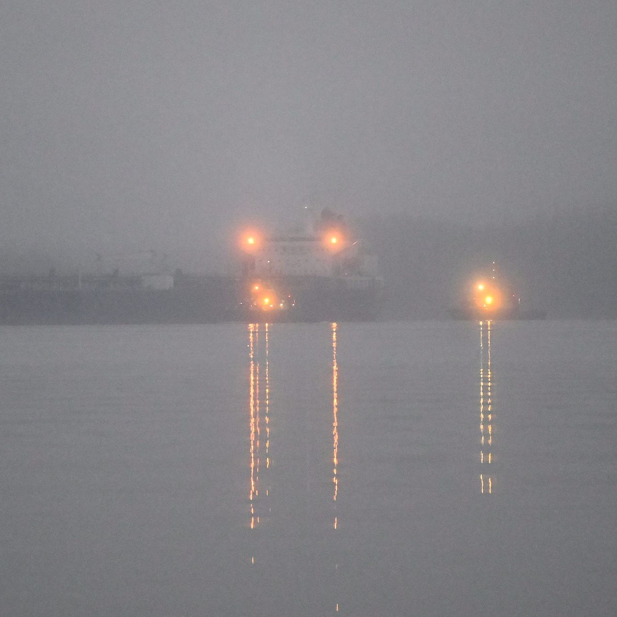 Der Öltanker «Eagle S» wird zu einem Ankerplatz gebracht.  - Foto: Vesa Moilanen/Lehtikuva/dpa