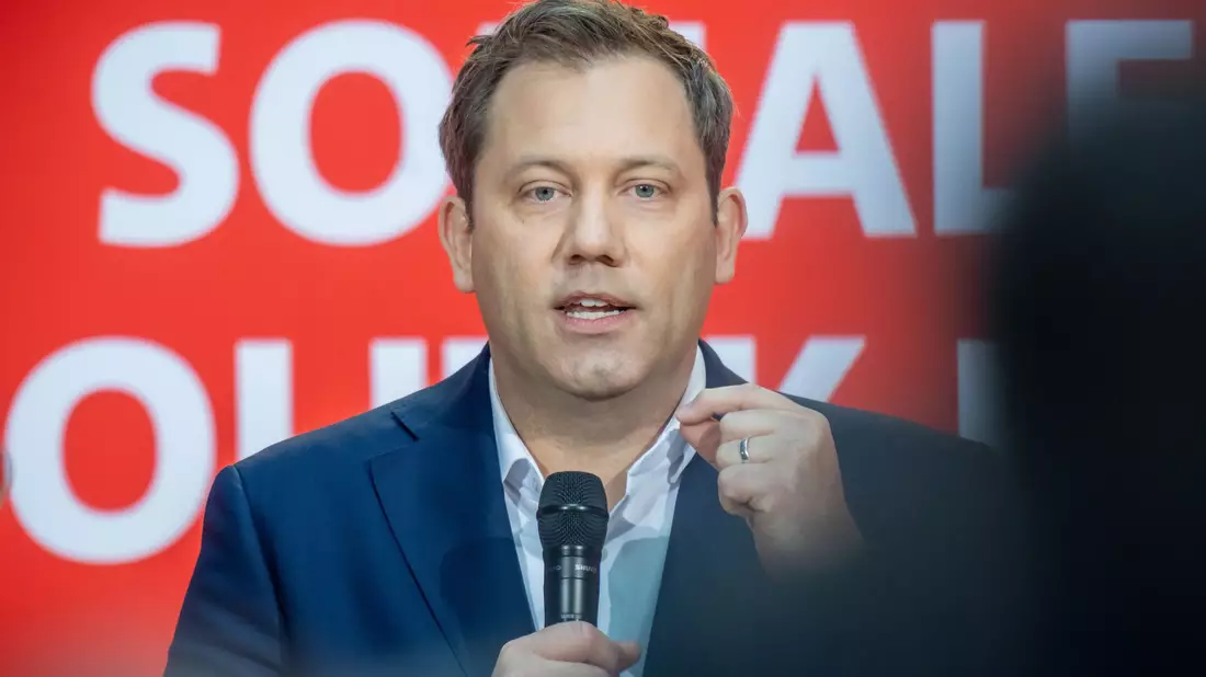 SPD-Chef Klingbeil fordert die Abschiebung von Asylbewerbern, die mit Terror drohen. (Archivfoto) - Bild: Michael Kappeler/dpa