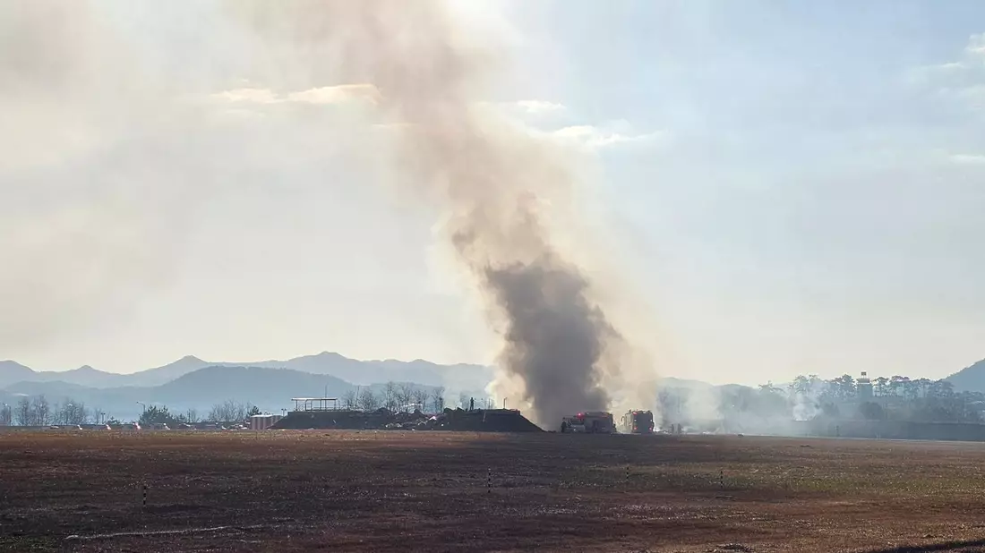 Die Behörden gehen nach ersten Erkenntnissen davon aus, dass die Piloten das Fahrwerk nicht ausfahren konnten und es daher zu dem Unfall kam.  - Bild: Maeng Dae-hwan/Newsis/AP/dpa