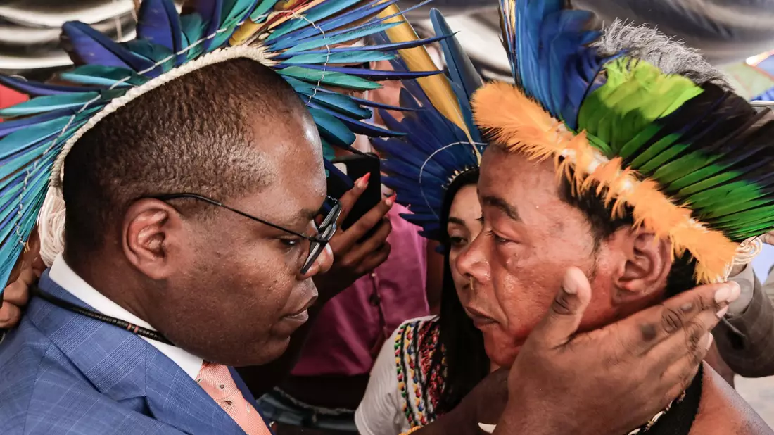 Die Sprachenvielfalt der Welt, etwa unter indigenen Völkern, ist für Forschende sehr spannend. - Bild: Allison Sales/dpa