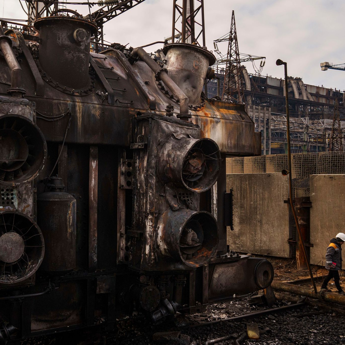 Die Stromversorgung in der Ukraine ist eines der Hauptziele russischer Raketen- und Drohnenangriffe. (Archivbild) - Foto: Evgeniy Maloletka/AP
