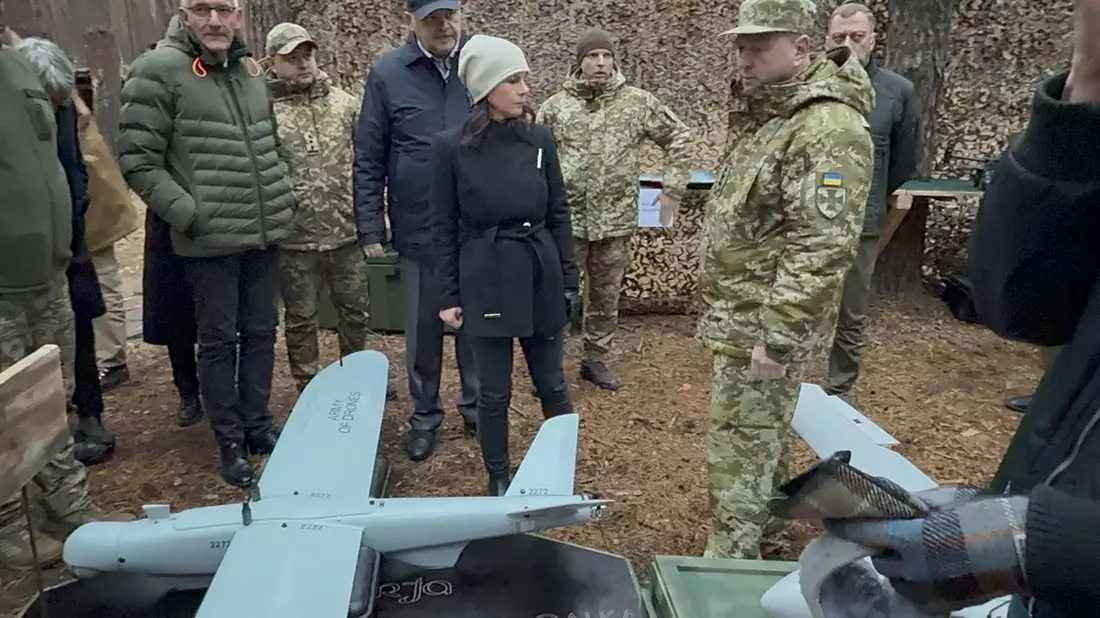 Baerbock hat der Ukraine schon bei mehreren Solidaritätsbesuchen ihrer Unterstützung versichert. (Archivbild) - Bild: Jörg Blank/dpa