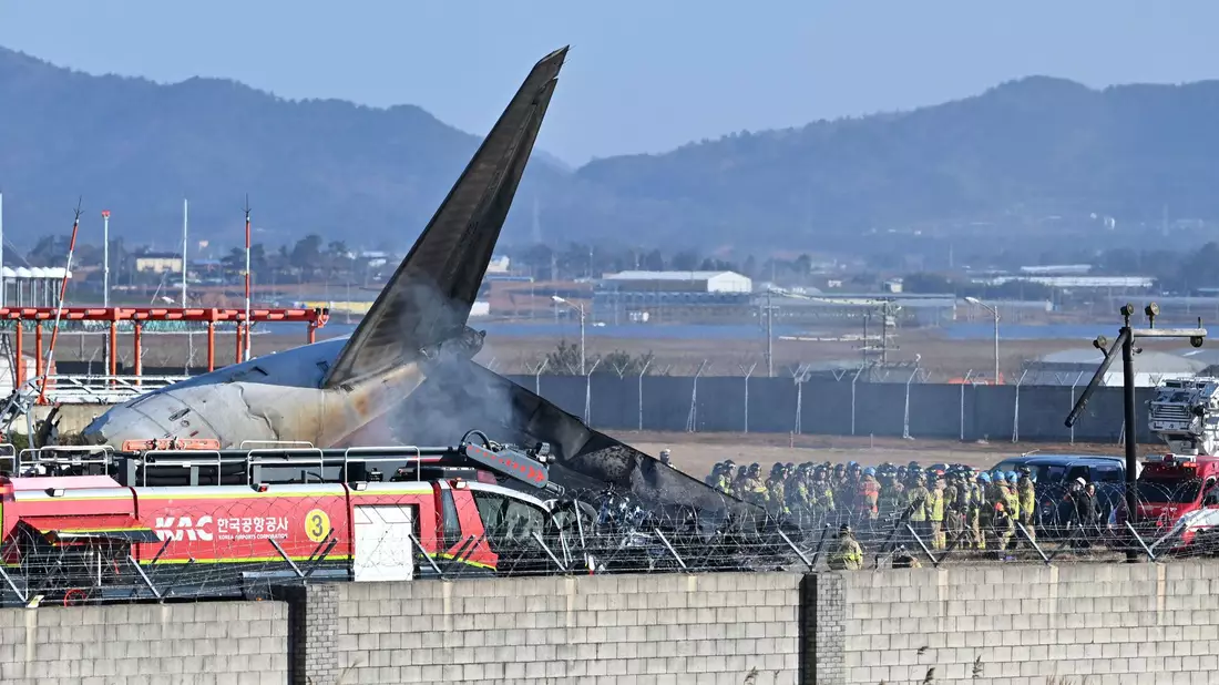 Die Piloten der Maschine hatten einen ersten Landeversuch abgebrochen - dann folgte die Bruchlandung. - Bild: Lee Young-ju/Newsis/AP/dpa