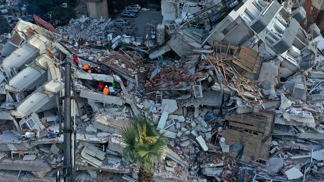 Von Trümmern eingeschlossen: Bei dem Erdbebenunglück im türkisch-syrischen Grenzgebiet im Jahr 2023 kamen über 50.000 ums Leben (Archivbild). - Bild: Hussein Malla/AP/dpa