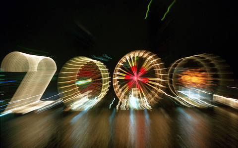 25 Jahre alt ist dieses «2000»-Foto: Ein Zoom-Effekt verfremdet eine große «2» und drei Riesenräder am Mainufer in Frankfurt in der Silvesternacht 1999/2000.  - Foto: Arne Dedert/dpa