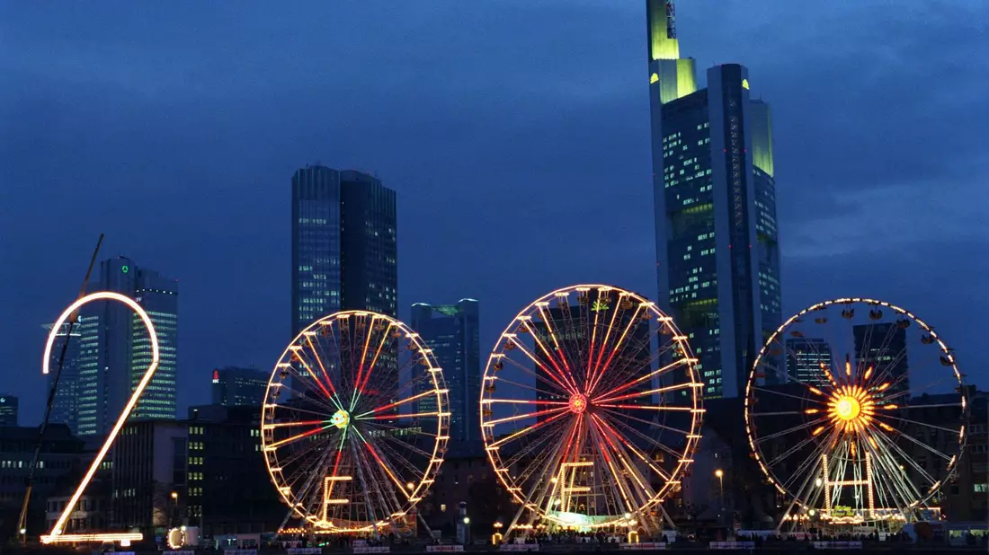 Vor 25 Jahren - Ende 1999 - bildeten eine große Stahl-«2» und drei Riesenräder in Frankfurt/Main die Jahreszahl «2000». (Archivbild) - Bild: Arne Dedert/dpa