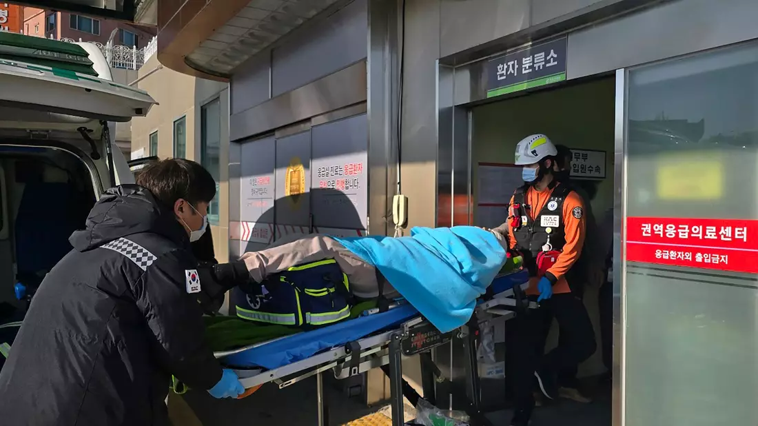 Ein nach einem Flugzeugabsturz gerettetes Opfer wird in ein Krankenhaus transportiert. - Bild: Cho Geun-young/Yonhap/AP/dpa