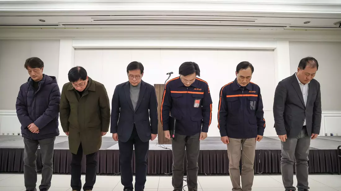 Vertreter der Jeju Air entschuldigen sich. - Bild: Uncredited/Yonhap/dpa