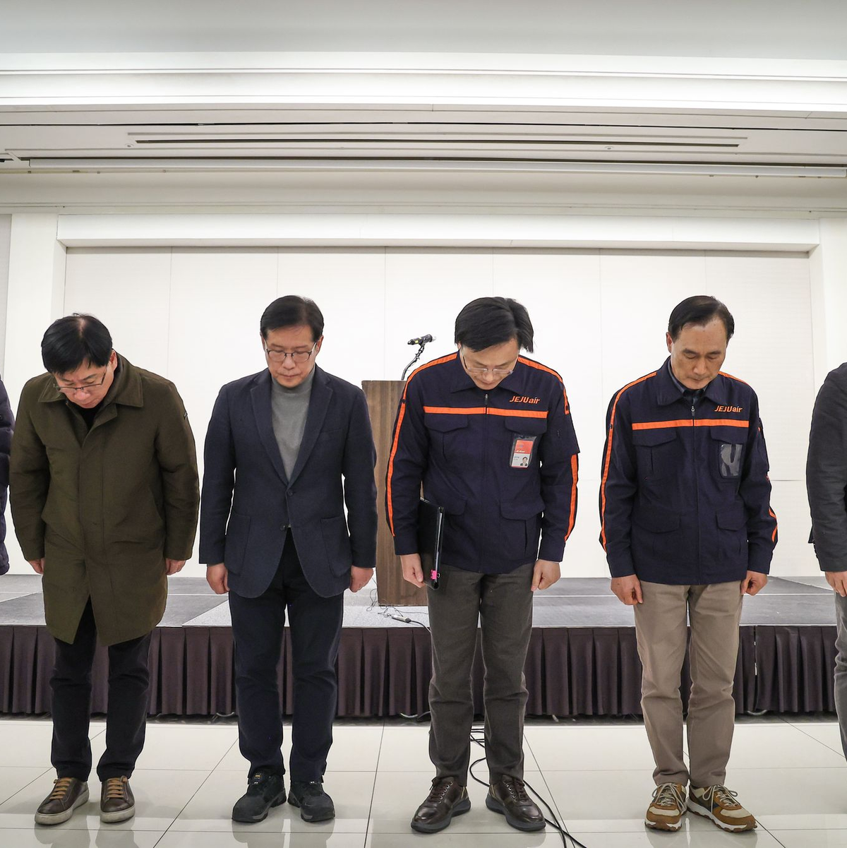 Vertreter der Jeju Air entschuldigen sich. - Foto: Uncredited/Yonhap/dpa