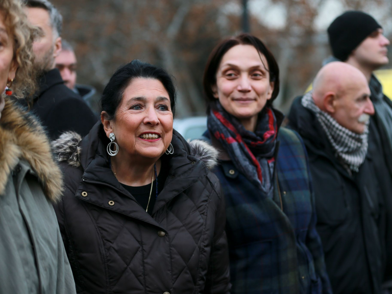 Tausende protestieren seit Wochen in Georgien. - Foto: Zurab Tsertsvadze/AP/dpa