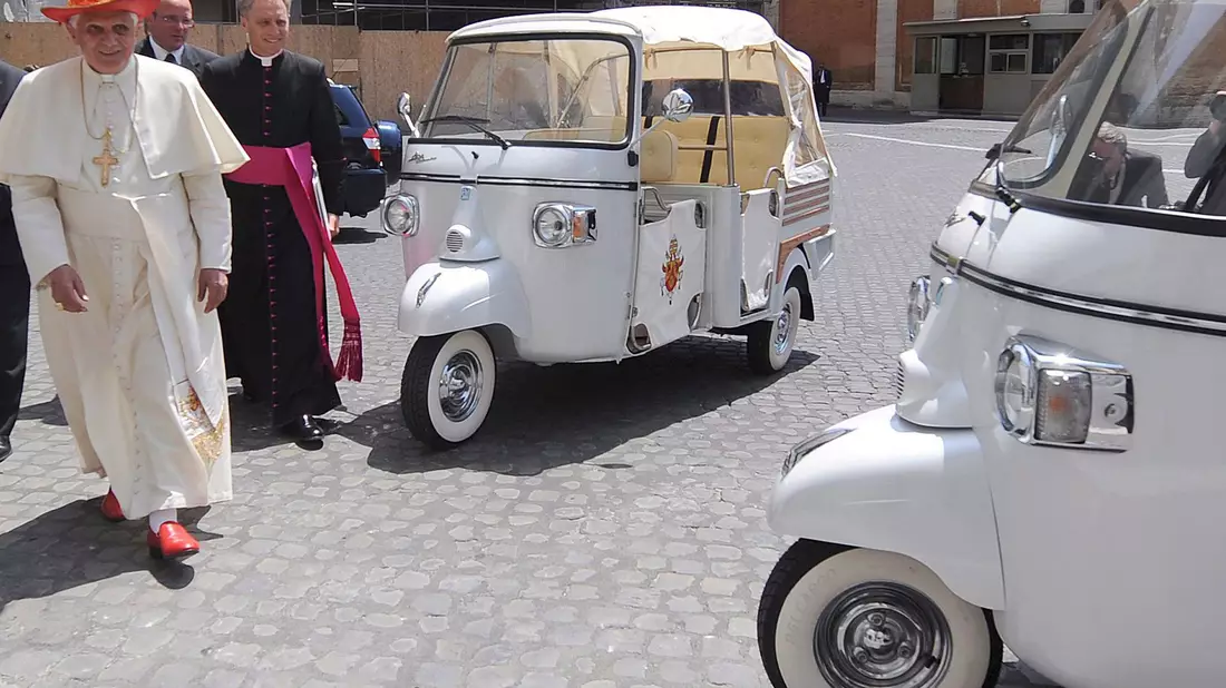 Auch Papst Benedikt XVI. bekam einst ein «Apamobil». (Archivbild) - Bild: Monteforte/Ansa/epa/Pool/dpa