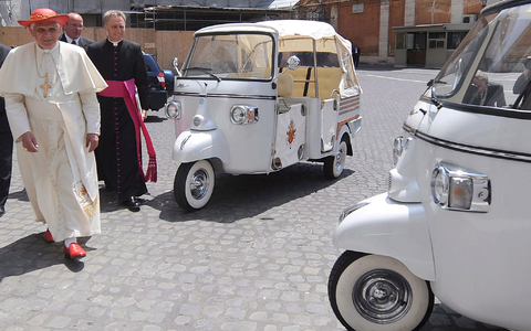 Auch Papst Benedikt XVI. bekam einst ein «Apamobil». (Archivbild) - Foto: Monteforte/Ansa/epa/Pool/dpa Auch Papst Benedikt XVI. bekam einst ein «Apamobil». (Archivbild) - Foto: Monteforte/Ansa/epa/Pool/dpa