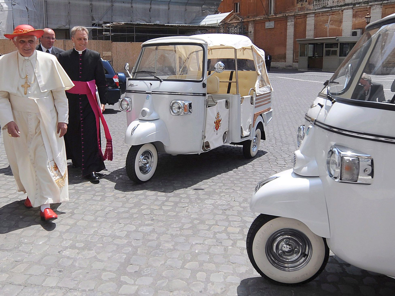 Auch Papst Benedikt XVI. bekam einst ein «Apamobil». (Archivbild) - Foto: Monteforte/Ansa/epa/Pool/dpa