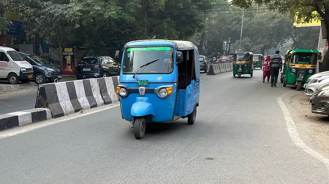 Auf Indiens Straßen machen die Ape den Tuk-Tuks jetzt schon Konkurrenz. (Archivbild) - Bild: Dirk Godder/dpa