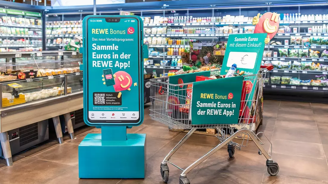 Mehr sparen mit REWE Bonus: Euros statt Punkte - Bonusprogramm für individuelle Vorteile / Neues Vorteilsprogramm ist für REWE der nächste Schritt innerhalb der digitalen Angebotskommunikation - Bild: presseportal.de