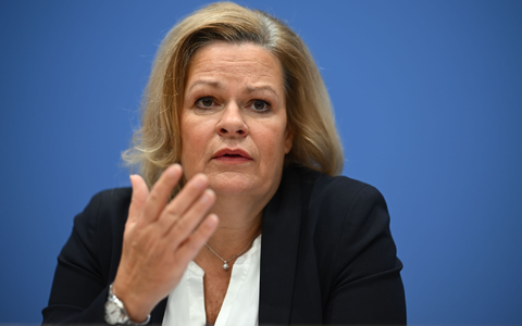 Bundesinnenministerin Nancy Faeser kündigt ein Durchgreifen bei Gewalt in der Silvesternacht an. (Archivbild) - Foto: Sebastian Christoph Gollnow/dpa