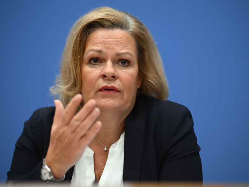 Bundesinnenministerin Nancy Faeser kündigt ein Durchgreifen bei Gewalt in der Silvesternacht an. (Archivbild) - Foto: Sebastian Christoph Gollnow/dpa