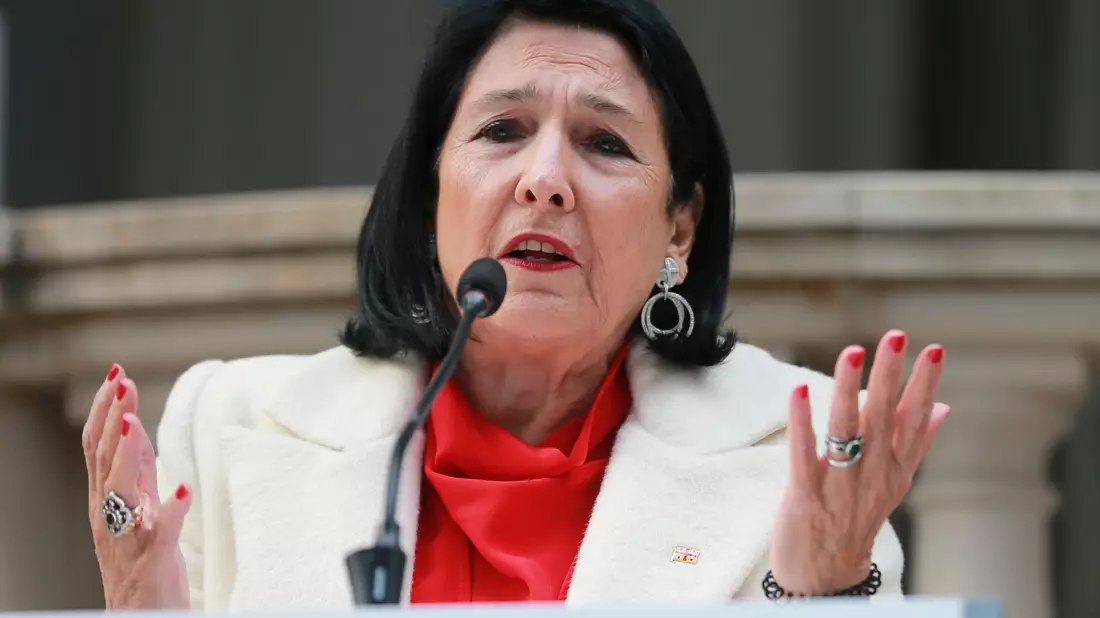 Der prowestliche frühere Präsidentin Salome Surabischwili fordert Neuwahlen.  - Bild: Zurab Tsertsvadze/AP/dpa