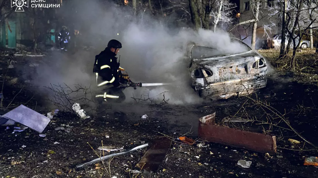 Eine russische Rakete tötete in der ukrainischen Stadt Sumy mindestens drei Menschen.  - Bild: Uncredited/Ukrainian Emergency Service/dpa