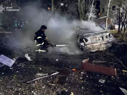 Eine russische Rakete tötete in der ukrainischen Stadt Sumy mindestens drei Menschen.  - Foto: Uncredited/Ukrainian Emergency Service/dpa