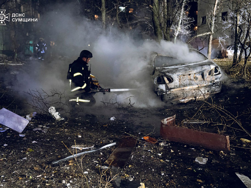 Eine russische Rakete tötete in der ukrainischen Stadt Sumy mindestens drei Menschen.  - Foto: Uncredited/Ukrainian Emergency Service/dpa