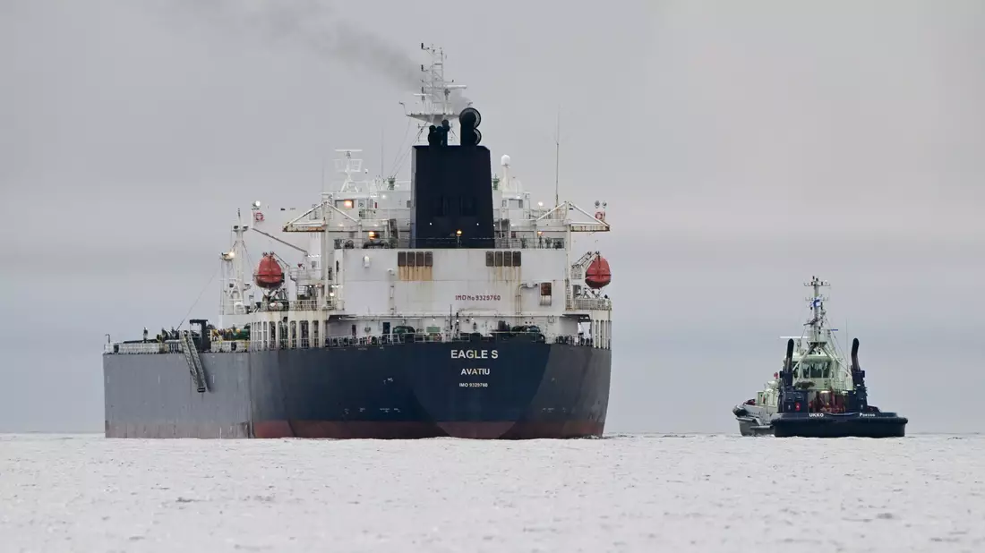Die finnischen Ermittler halten seit Dezember die «Eagle S» fest, die nach EU-Einschätzung zur russischen Schattenflotte zählen soll. (Archivbild) - Bild: Jussi Nukari/Lehtikuva/dpa