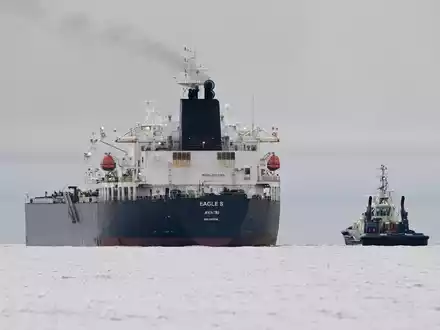 Die finnischen Ermittler halten seit Dezember die «Eagle S» fest, die nach EU-Einschätzung zur russischen Schattenflotte zählen soll. (Archivbild) - Foto: Jussi Nukari/Lehtikuva/dpa