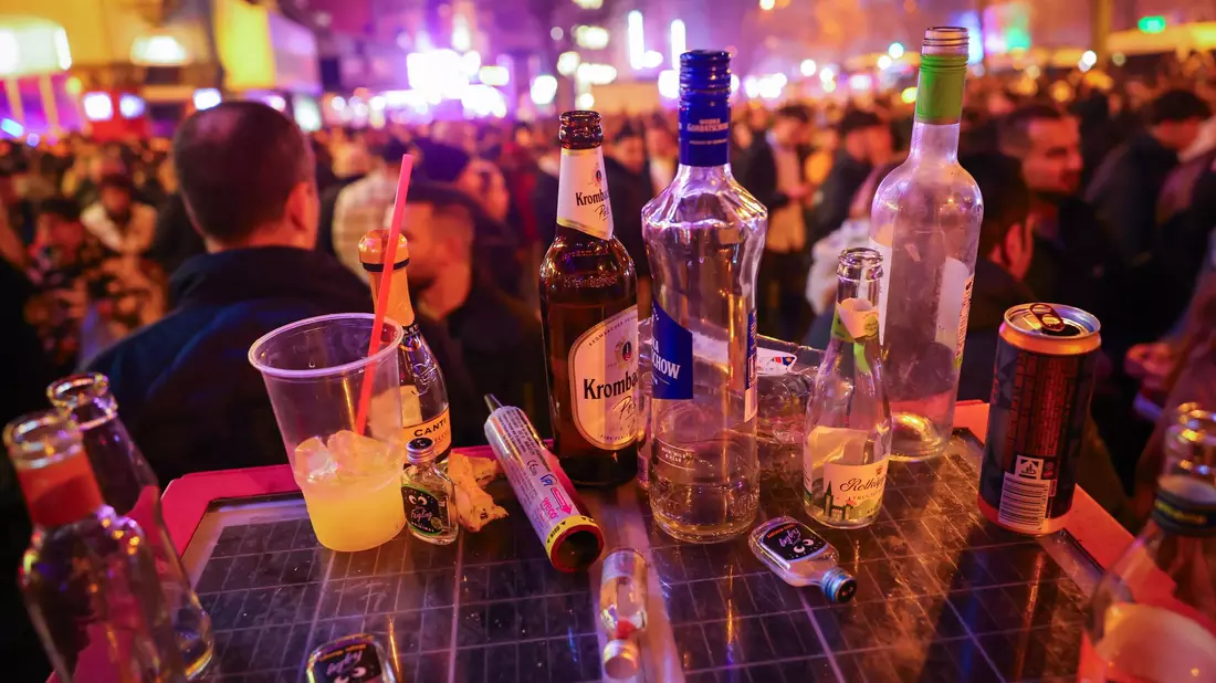 Silvesternächte sind oft von alkohollastig. (Archivbild) - Bild: Christian Charisius/dpa