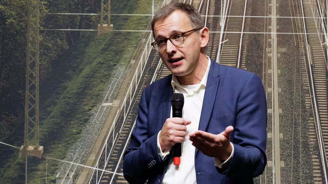 InfraGo-Vorstand Philipp Nagl erwartet, dass der Zugverkehr bei gleichbleibenden Investitionen in wenigen Jahren merklich besser wird. (Archivbild) - Bild: Carsten Koall/dpa