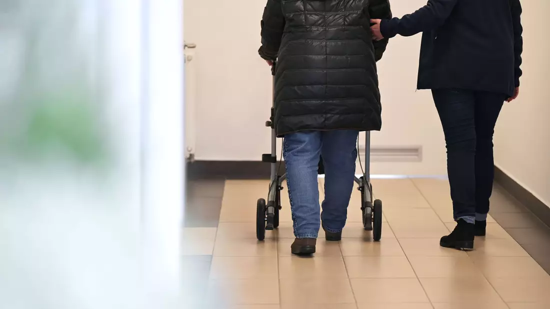 Die Pflegeversicherung wird 2025 wieder teurer. (Archivbild) - Bild: Michael Bahlo/dpa