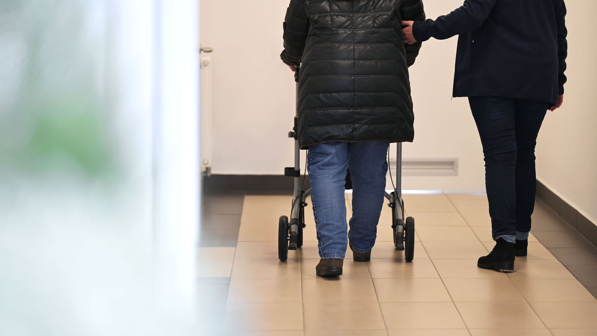 Die Pflegeversicherung wird 2025 wieder teurer. (Archivbild) - Foto: Michael Bahlo/dpa