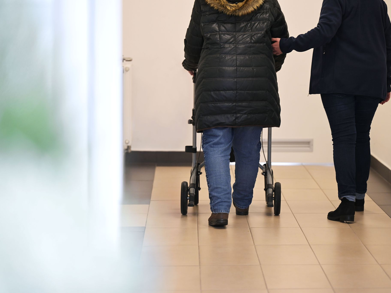 Die Pflegeversicherung wird 2025 wieder teurer. (Archivbild) - Foto: Michael Bahlo/dpa