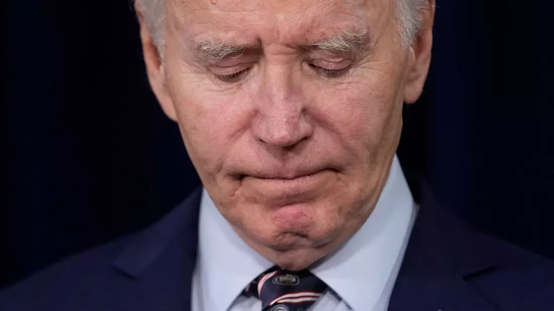 Auch Biden ehrt Carter.  - Bild: Susan Walsh/AP/dpa