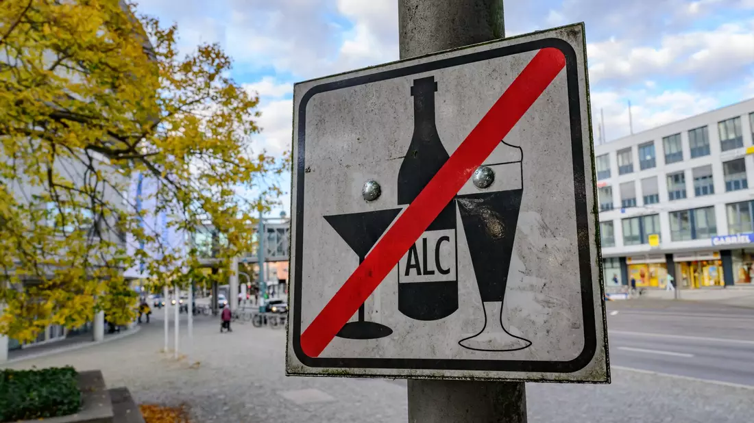 An manchen Orten im öffentlichen Raum ist Alkohol-Trinken verboten - etwa hier in Frankfurt (Oder). (Archivbild) - Bild: Patrick Pleul/dpa