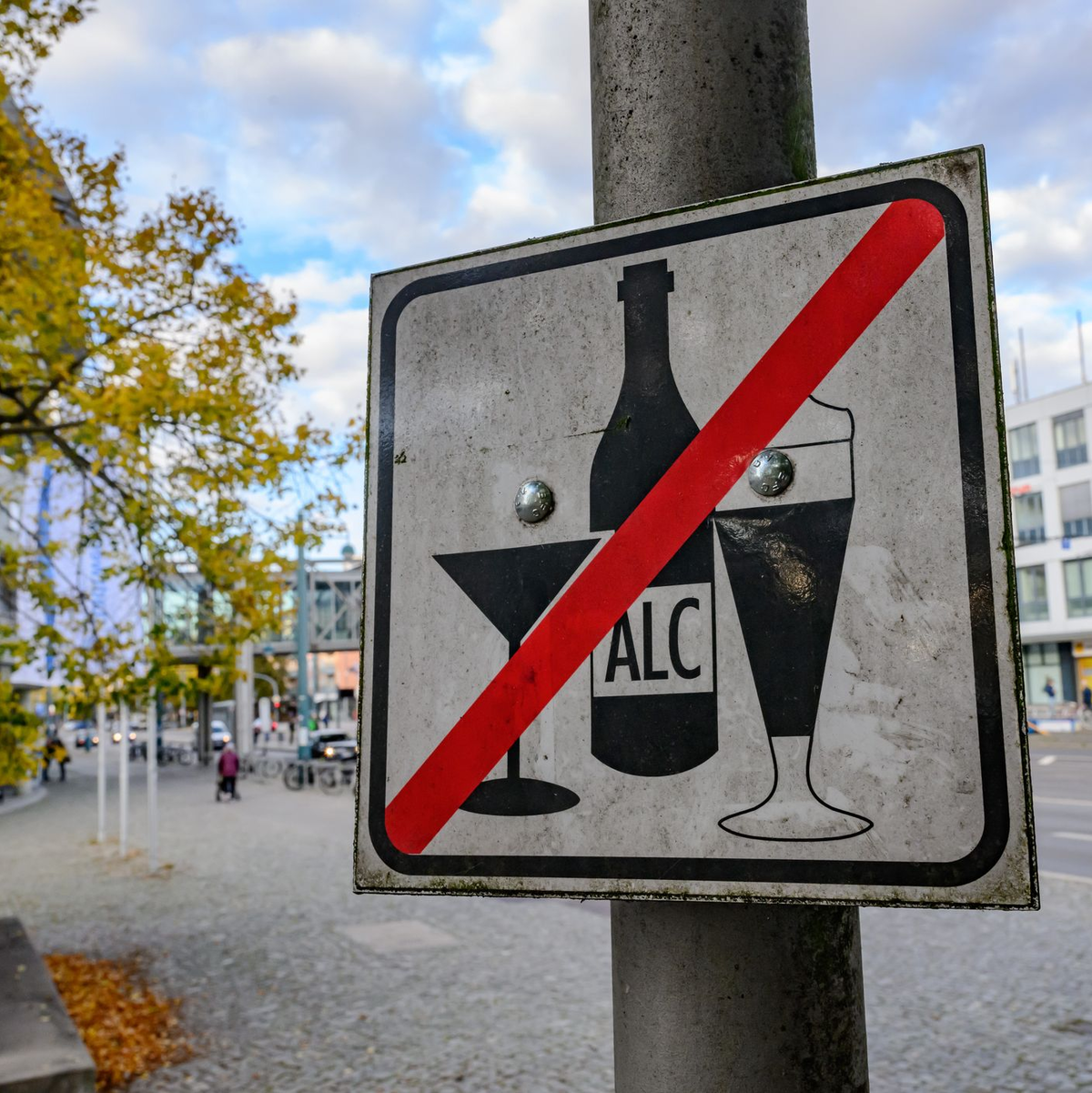Ein Trend breitet sich aus: Zunehmend Menschen verzichten im Januar auf den Konsum von Alkohol. (Symbolbild) - Foto: Patrick Pleul/dpa