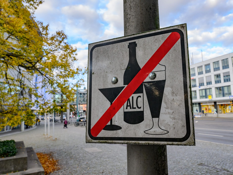 An manchen Orten im öffentlichen Raum ist Alkohol-Trinken verboten - etwa hier in Frankfurt (Oder). (Archivbild) - Foto: Patrick Pleul/dpa