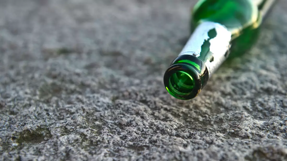 Gerade nach der oft alkoholreichen Weihnachtszeit wollen viele Menschen den Alkohol für eine Weile links liegen lassen. (Symbolbild) - Bild: Tobias Kleinschmidt/dpa/dpa-tmn