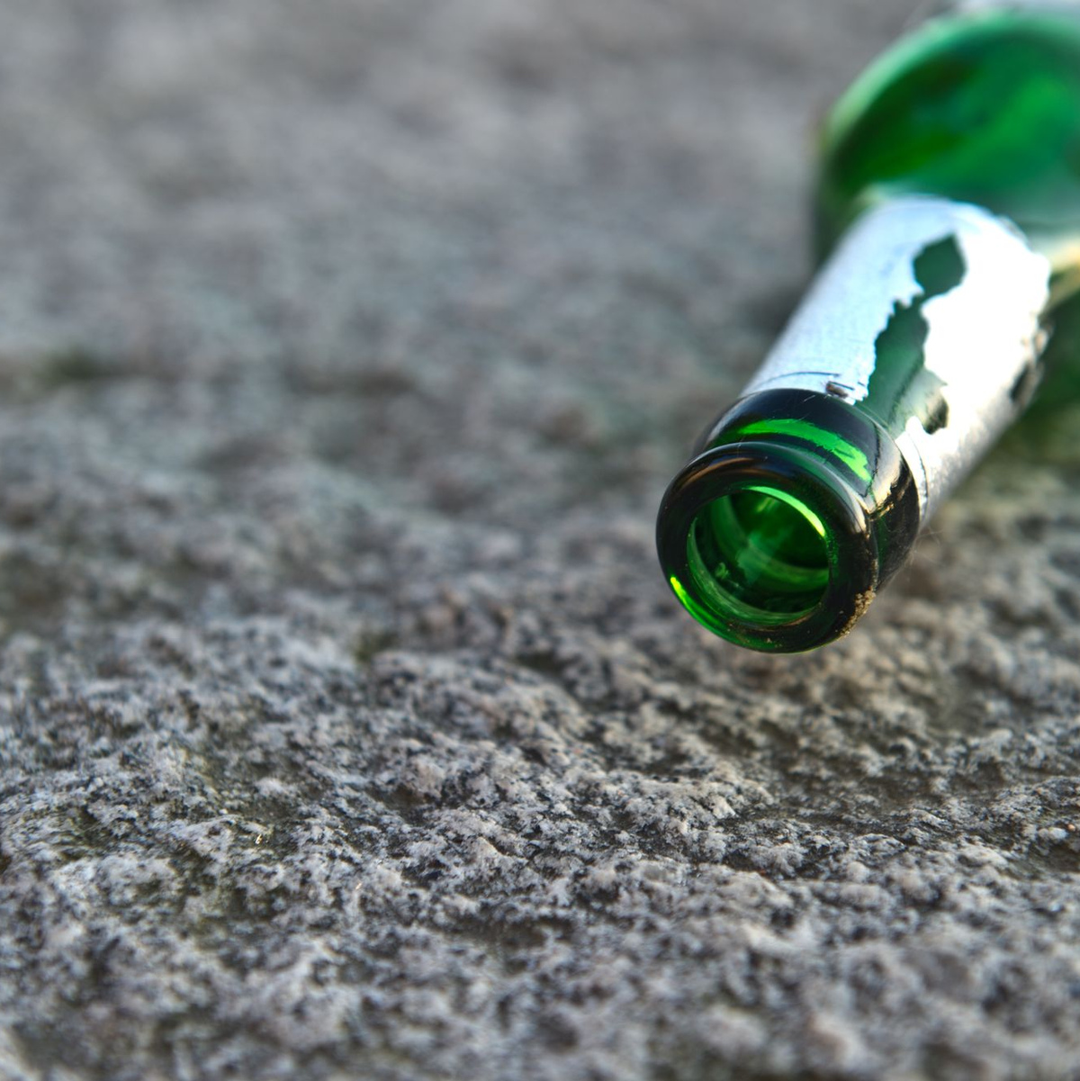 Gerade nach der oft alkoholreichen Weihnachtszeit wollen viele Menschen den Alkohol für eine Weile links liegen lassen. (Symbolbild) - Foto: Tobias Kleinschmidt/dpa/dpa-tmn