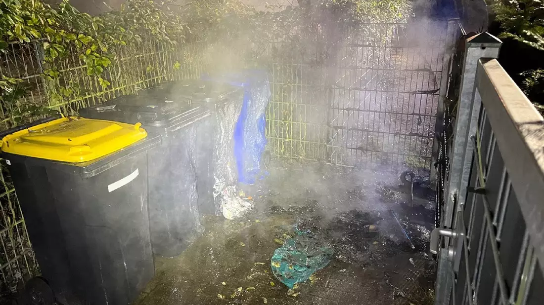 POL-ME: Mehrere Mülltonnen neben Kindergarten in Flammen - Hilden - 2412107 - Bild: presseportal.de