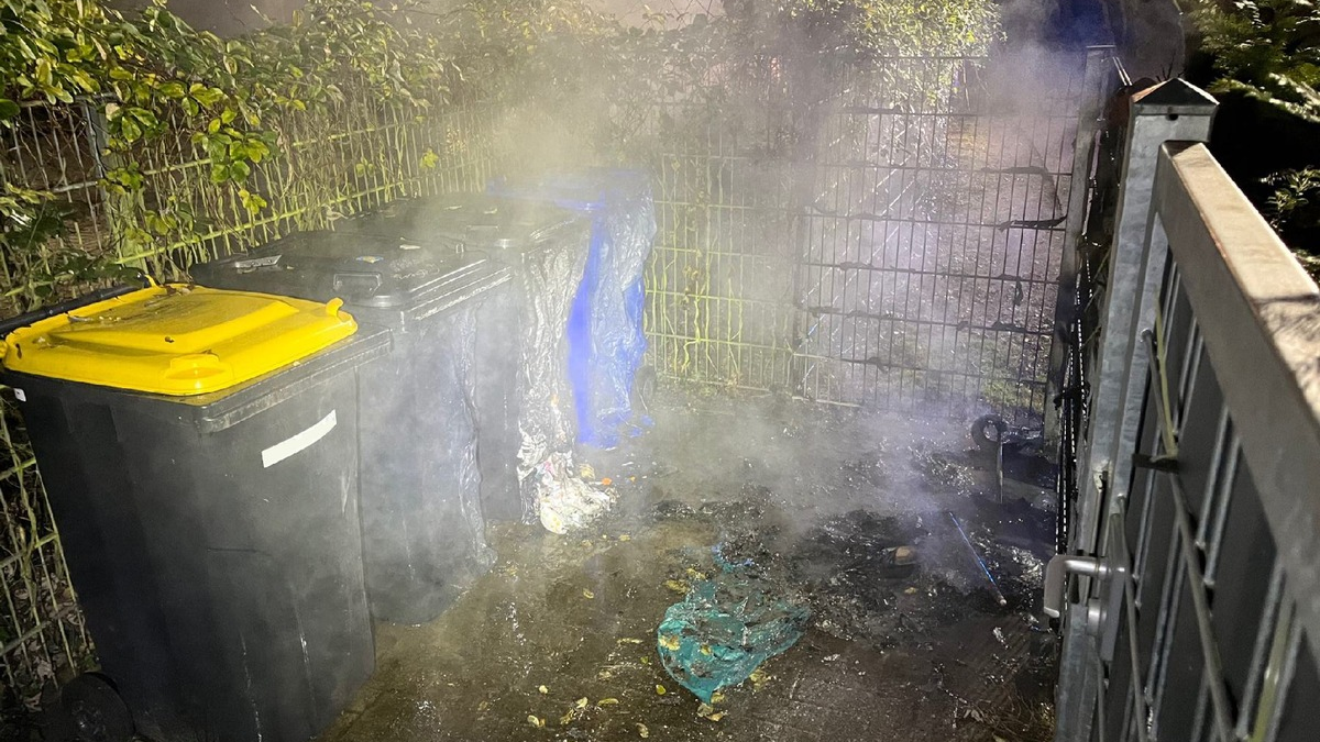 POL-ME: Mehrere Mülltonnen neben Kindergarten in Flammen - Hilden - 2412107 - Foto: presseportal.de