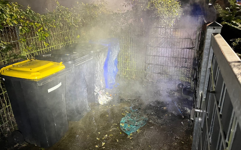 POL-ME: Mehrere Mülltonnen neben Kindergarten in Flammen - Hilden - 2412107 - Foto: presseportal.de