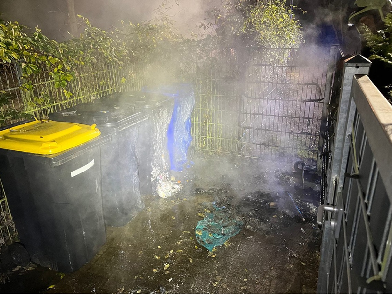 POL-ME: Mehrere Mülltonnen neben Kindergarten in Flammen - Hilden - 2412107 - Foto: presseportal.de