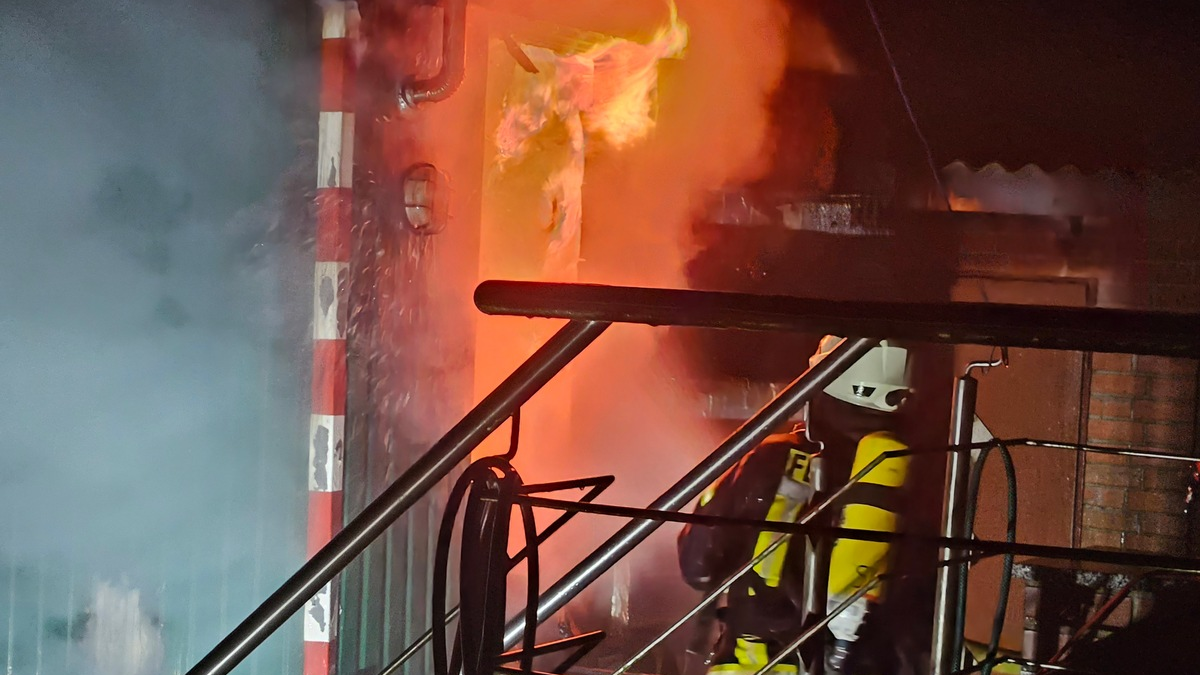 FFW Fredenbeck: Umgebauter Bauwagen brennt komplett aus / Ausbreitung auf Wohngebäude verhindert - Foto: presseportal.de