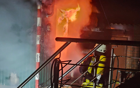 FFW Fredenbeck: Umgebauter Bauwagen brennt komplett aus / Ausbreitung auf Wohngebäude verhindert - Foto: presseportal.de